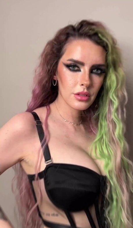 Karen Bachini perfekte nackte archiv