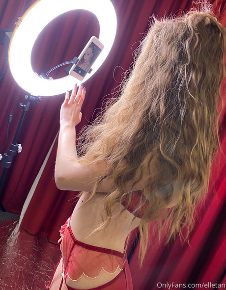 Elle Tan model nackten galerie