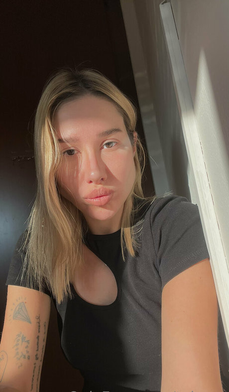 kira evans freie exklusive bilder