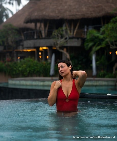 Tenille Dashwood schauspielerin sexy bild