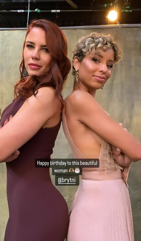 Courtney Hope freie kunst foto