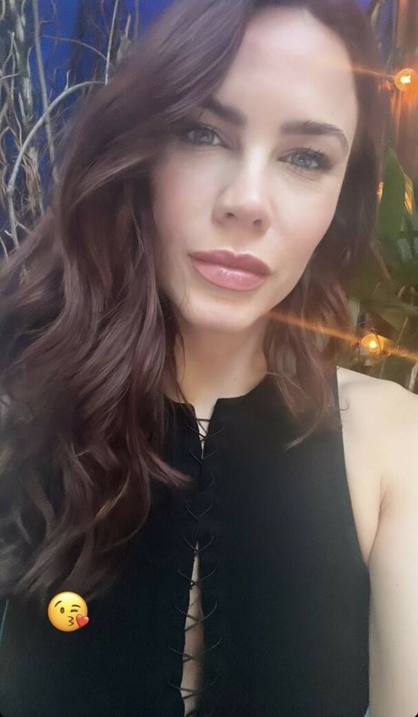 Courtney Hope akt archiv