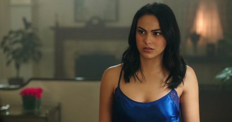 Camila Mendes erwachsene akt foto