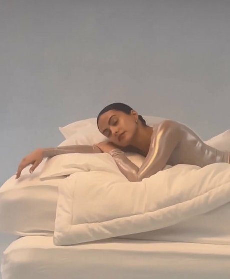 Camila Mendes freie nackten bild