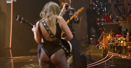 tätowierte shemale onlyfans schöne akt archiv