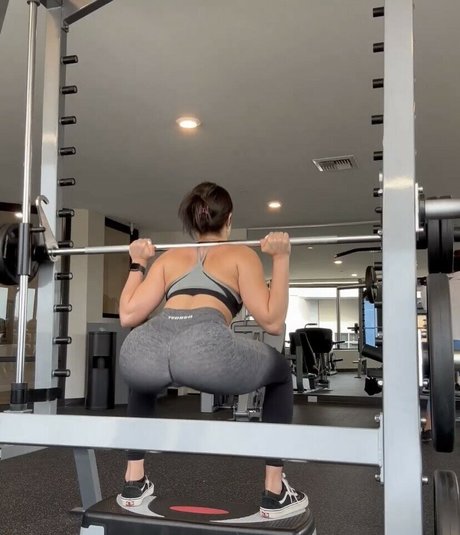 Sabrina Gomes model hd bilder