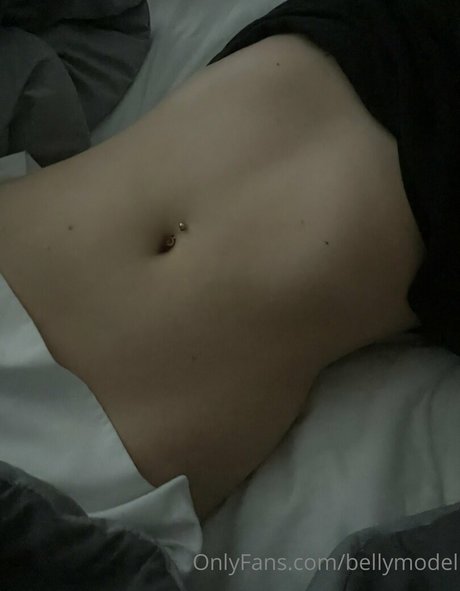 bellymodel hübsche erotische foto