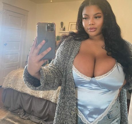 Gabrielle Logan top kunst foto