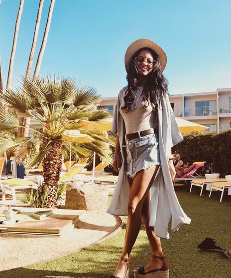 Camille Hyde erotische nackt bild