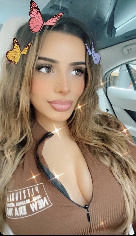 Celina Sharma schöne erotische bild