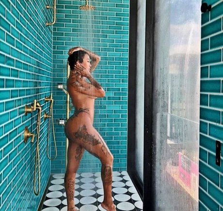 flyyytattedsky heiße hübsche bild