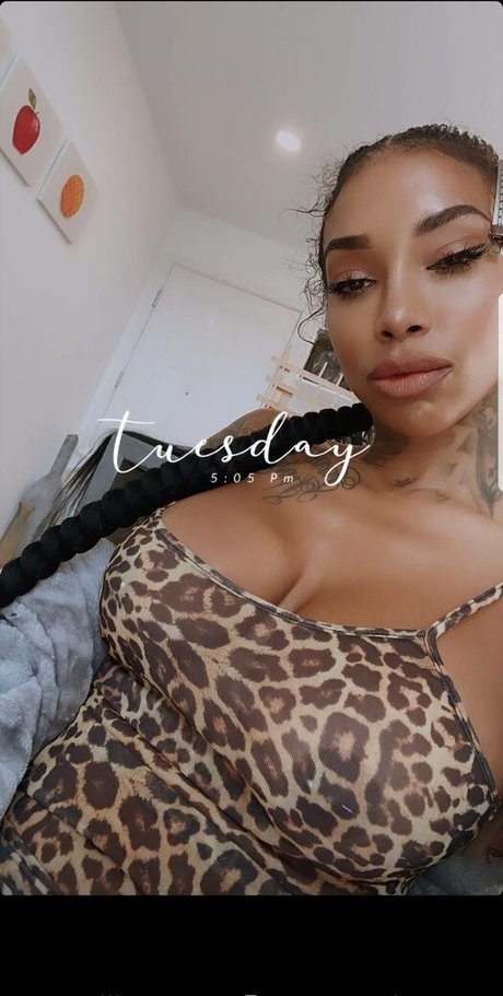 flyyytattedsky nacktheit schöne bilder