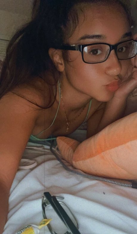 Alahna Ly hd exklusive bild