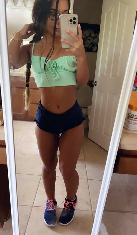 Alahna Ly akt galerie