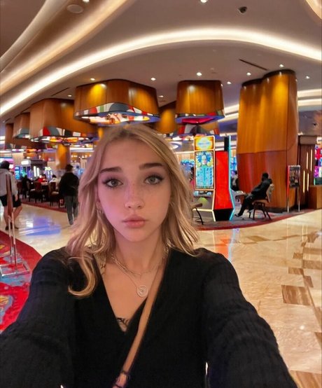 Phoebe Owns U xxx sexy galerien