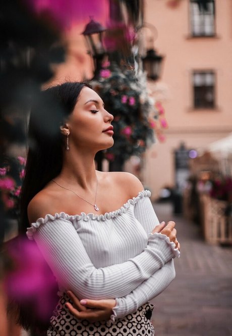 Kristina Azaronak hübsche akt galerie