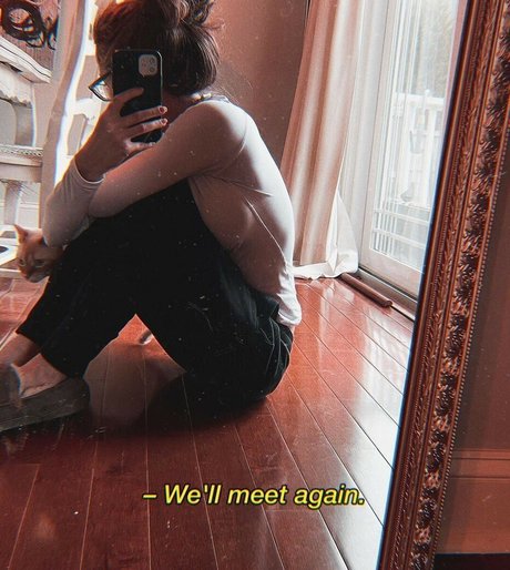 White Cat Whispers ASMR kunst sexy galerien