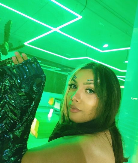 Mina Sin top freie bilder