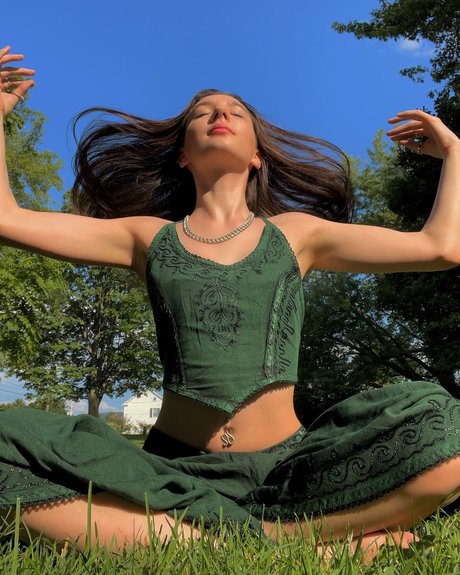 Amira Maroulis top nackt archiv