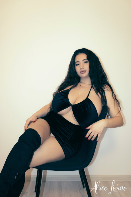 sehr dünne onlyfans kunst nackt fotos