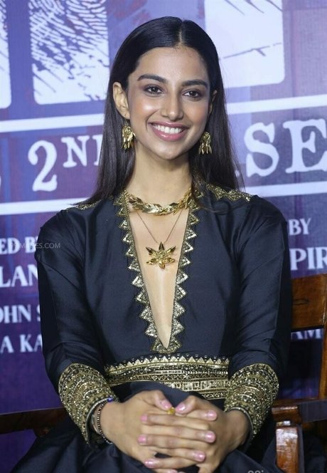 Meenakshi Chaudhary heiße freie foto