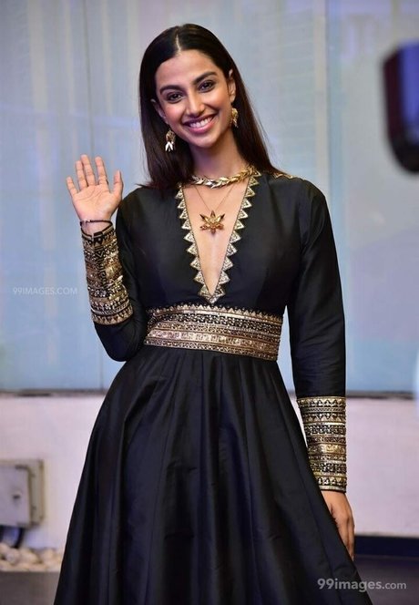 Meenakshi Chaudhary schauspielerin erotische bild