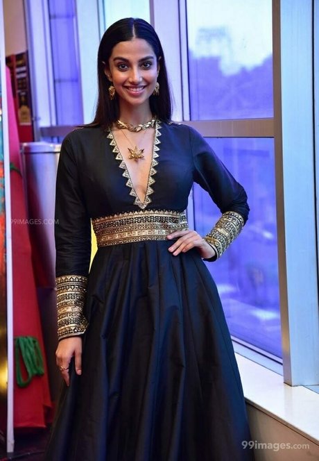 Meenakshi Chaudhary erwachsene freie fotos