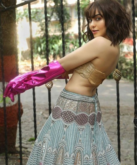 Adah Sharma kunst heiße galerien