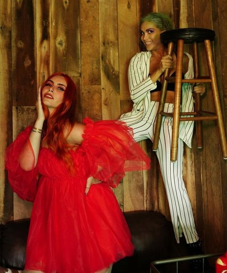 Frenemies nacktheit beste archiv