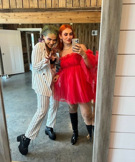 Frenemies erwachsene exklusive galerie