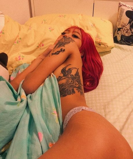 Lilfoxiebaby model erotische galerie