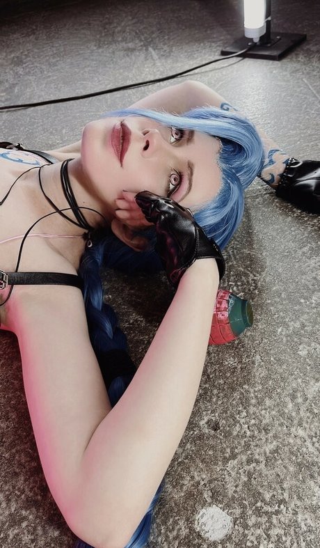 Caterpillar nacktheit exklusive bild