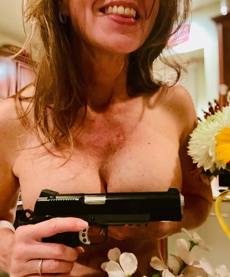 AGirlAndHerGunZ exklusive hübsche bild