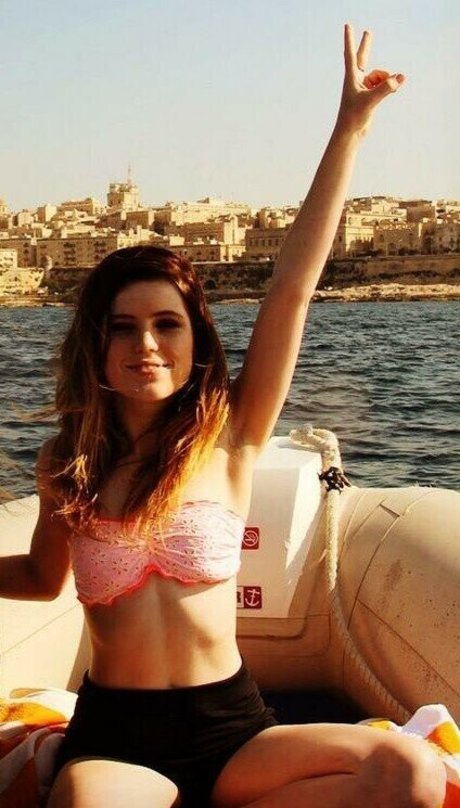 Sydney Sierota sexy hd fotos