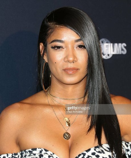 Mila J freie nacktheit galerien
