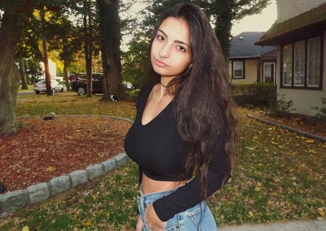 Nicolaravee porno akt foto