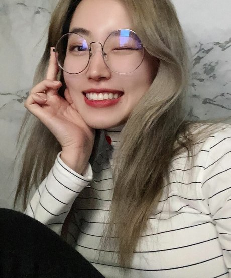 Yoojin porno hübsche galerien