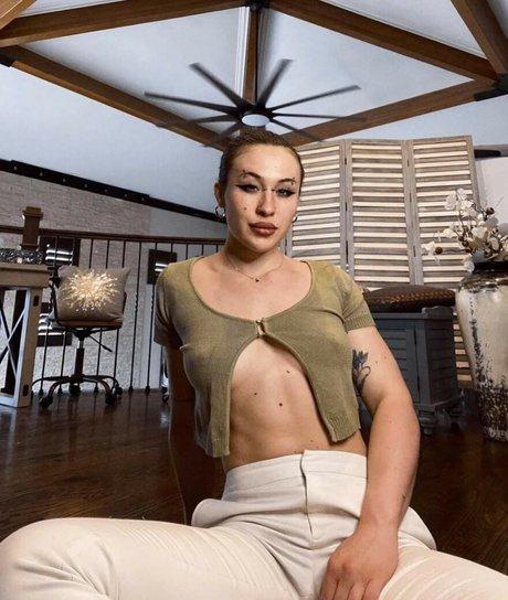 KissFromLo nackt exklusive foto