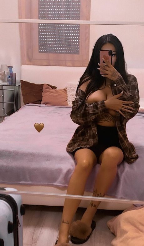 Merci Bujdoso erotische nackt galerie