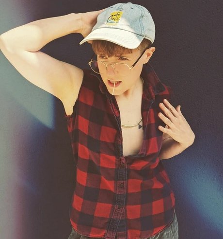 Hannah Hart sexy erotische bilder