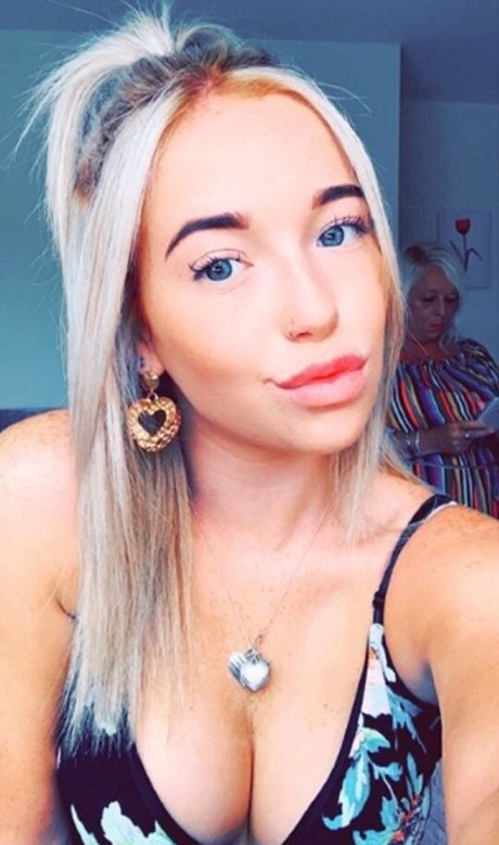 Karina Williamson sexy hd bild