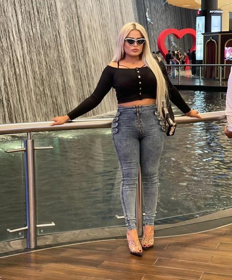 Deli Sana nackt porno galerie