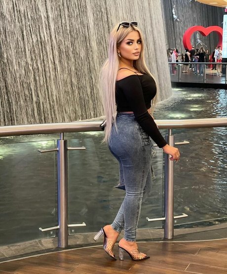 Deli Sana hübsche erotische bilder