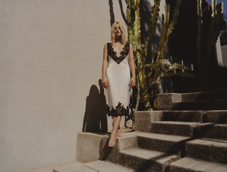 Lucy Hale kunst sexy bild