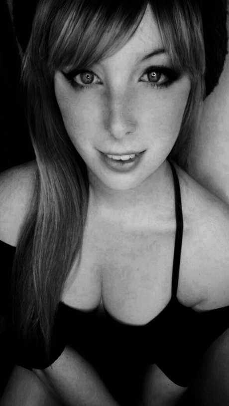 Merry Cherry Bomb model nackt galerien