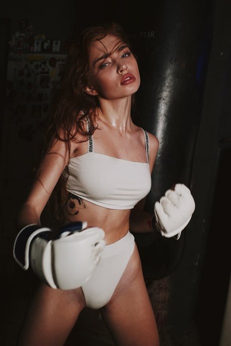 Renata Ri hübsche schöne galerien