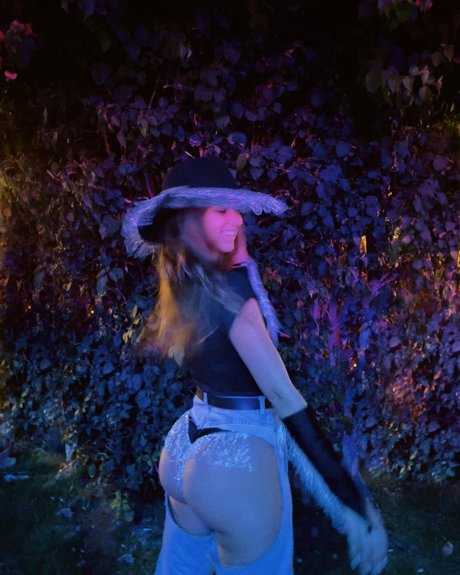 Mikaela Lafuente_ kunst nackte archiv