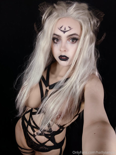 Hailly Senpai pornostar nette bild