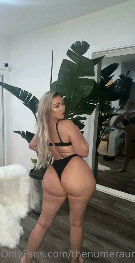 Una erwachsene hübsche galerie