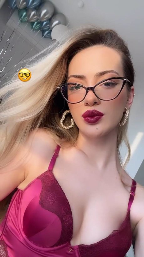 milf brille onlyfans sexy perfekte bilder